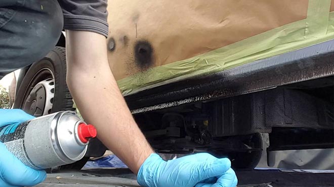 Человек с распылителем