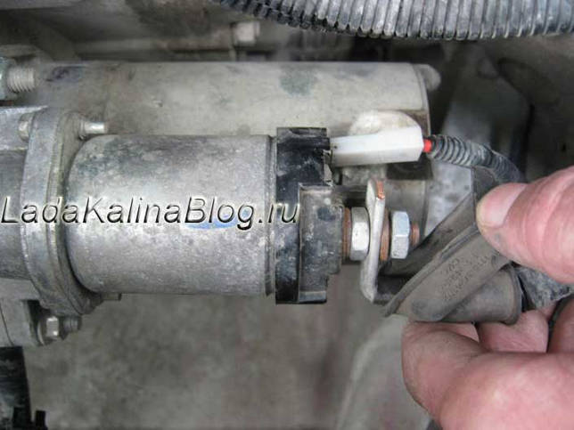 отодвигаем защитный колпачок плюсового провода стартера на Калине