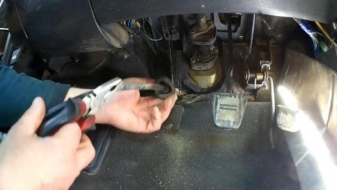 Снимаем уплотнительную вставку тростка